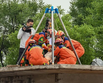 救援三腳架可對破拆的建筑構件起牽引保護作用